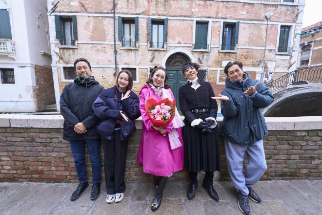Issei Takahashi and the full cast of "Thus Spoke Kishibe Rohan: At a Confessional" hold red-themed bouquets as they wrap up filming, commemorating five years of live-action adaptations.
